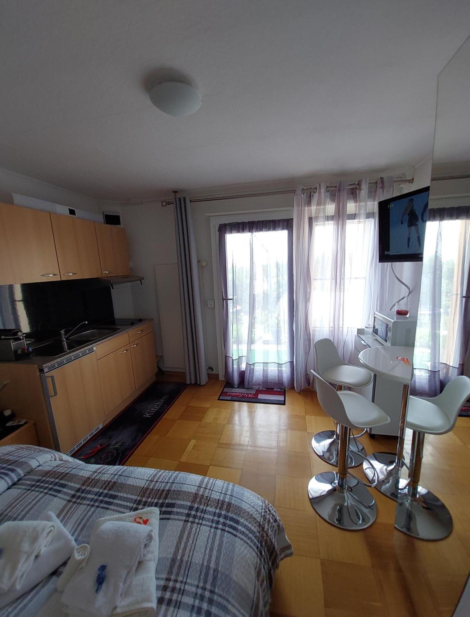 Joli Studio Avec Terrasse Et Vue Exclusivement Pour Non Fumeurs 贝尔蒙叙尔洛桑 外观 照片